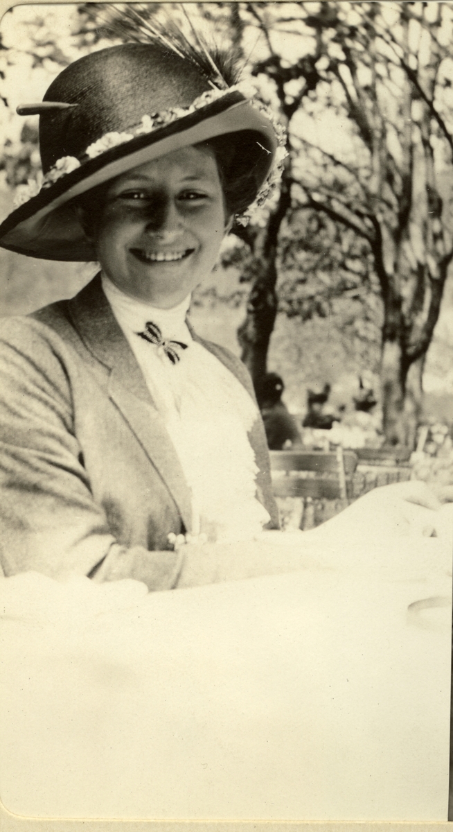 May Heiberg f. Meier fotografert i Karlsbad  1912.