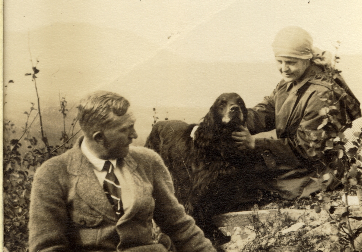 To jegere, antagelig Carlos Jakhelln og Ingeborg Fearnley, og jakthund på jakt i Øst-Fjergen, Meråker. Fotografert 1916.
