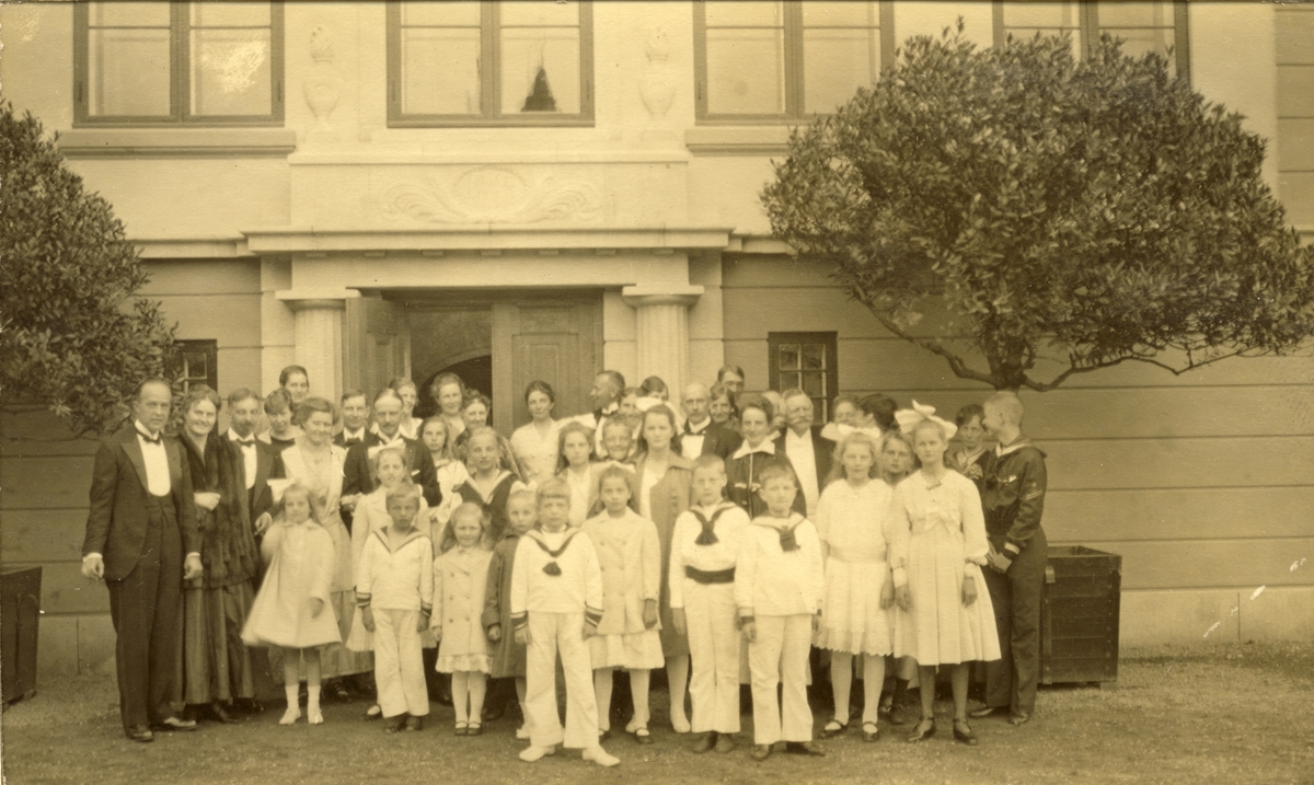 Storfamilien samlet foran det nye inngangspartiet på Bogstad gård. Nini Egeberg til høyre for midten med med hvit krage. Fotografert juni 1917.