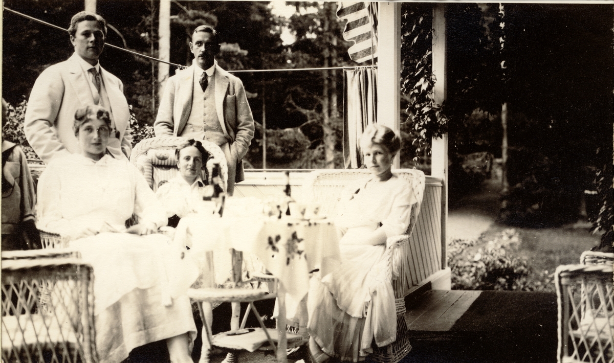 Nini Egeberg, sittende i midten, på besøk hos svoger og svigerinne Severin Finne, stående bak i midten, og Ester Finne, f. Egeberg. Ukjent par til venstre. Fotografert 1917.
