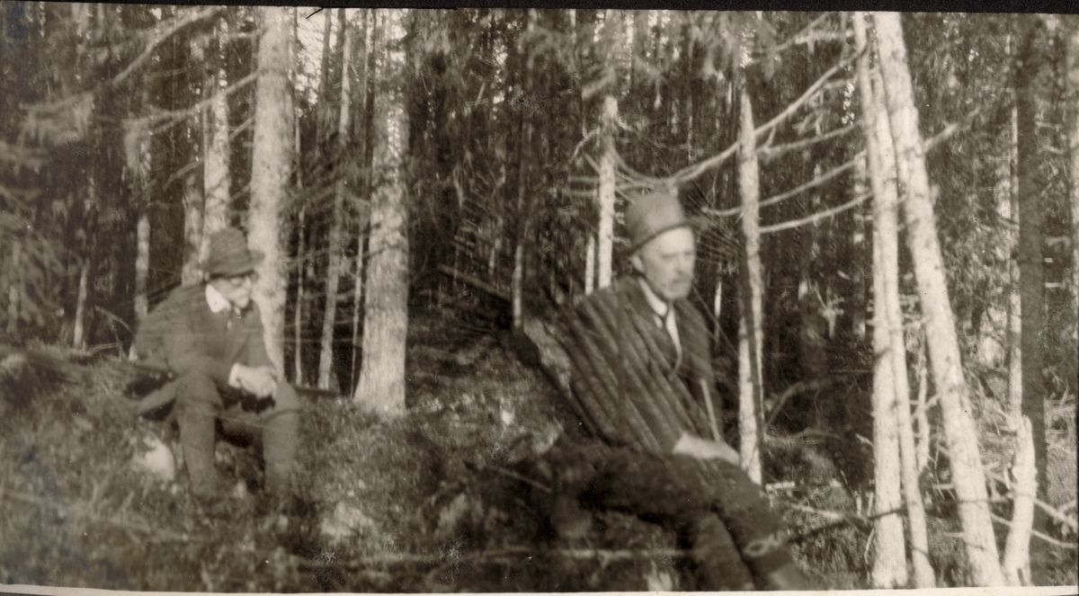 Einar Westye Egeberg og Fr. Giertsen tar en pause under harejakt i Høivoldene(?). Fotografert 1921.