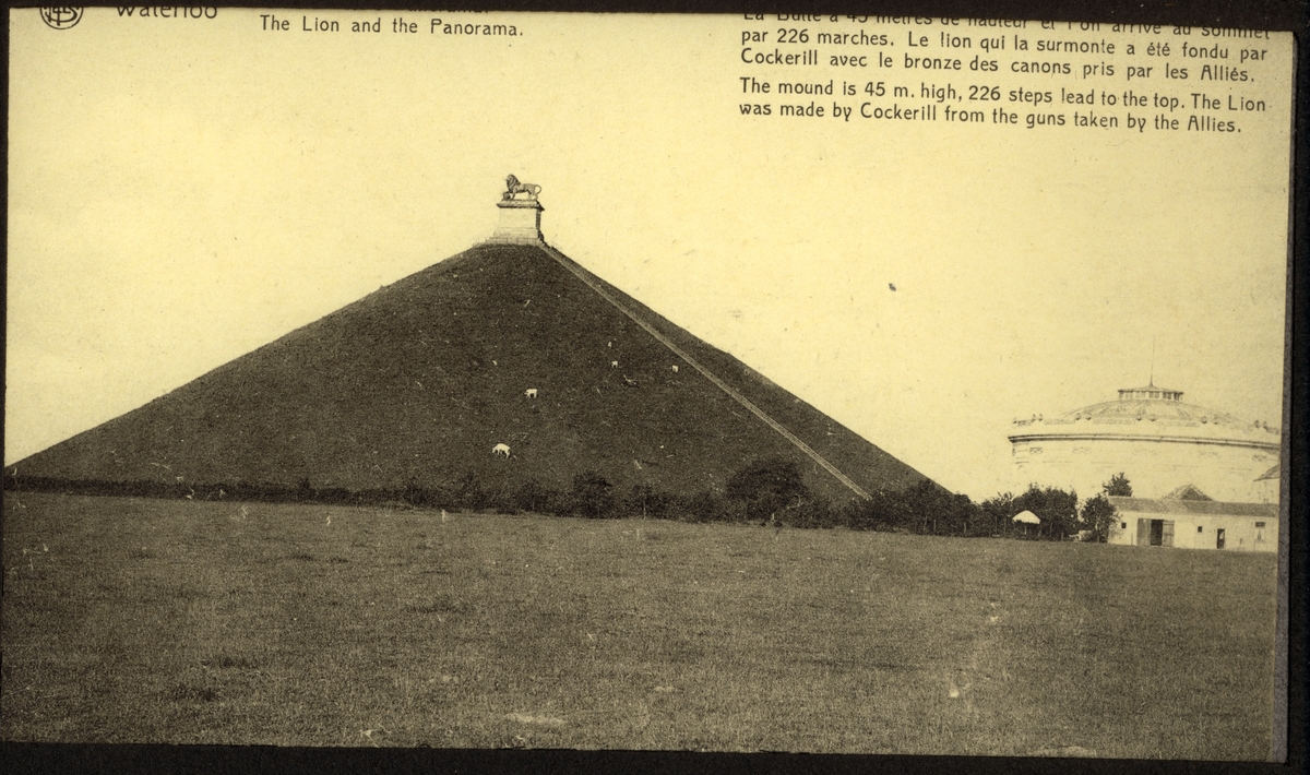 Lion´s Mound, hovedmonumentet over slaget ved Waterloo i Belgia i 1815. På toppen en løve i støpejern. Til høyre bygget Panorama som rommer et panoramamaleri som viser slaget. Antagelig et postkort kjøpt under en rundreise i Europa i 1922.