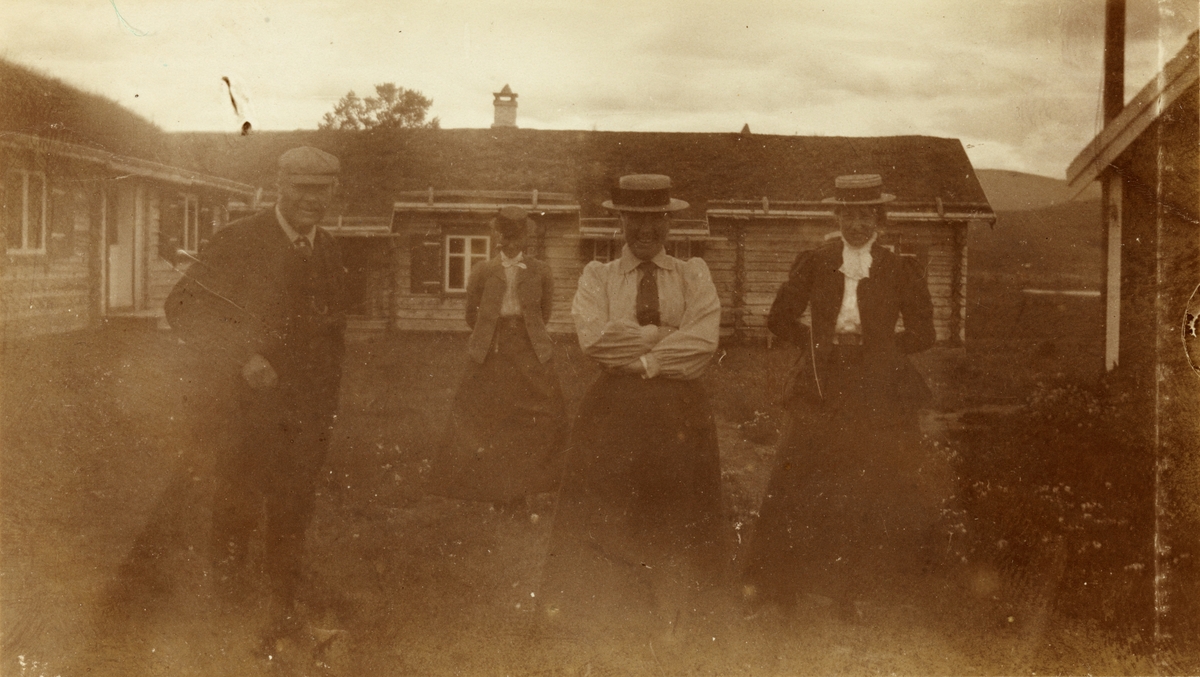 Henry og  Gudrun Parr og to ukjente kvinner på Nytrøen, Tynset. Fotografert 1901 da Westye Parr Egeberg syklet strekningen Tynset-Støren med Østenfjeldske Hjulrytterkompani på vei til feltøvelse ved Værnes.