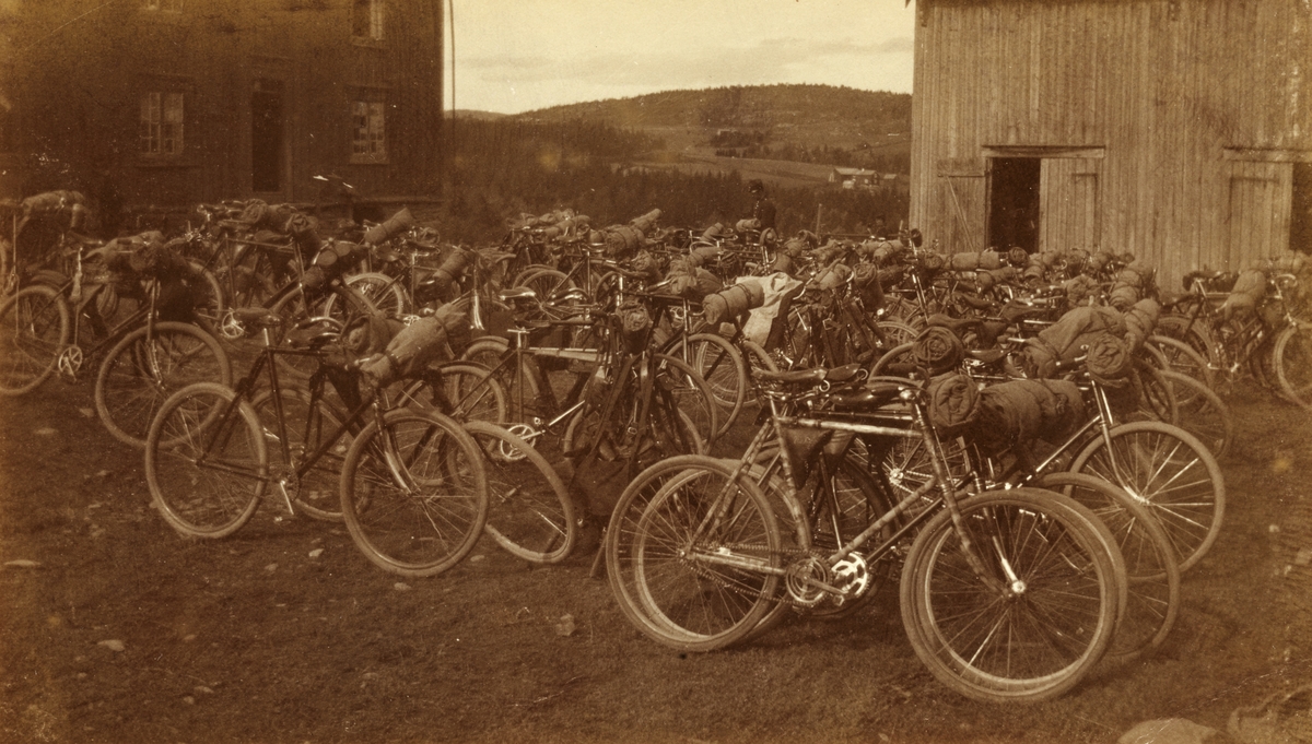 Søndenfjeldske Hjulrytterkompani holder rast i Rendalen på vei fra Koppang til Værnes. Fotografert 1901.