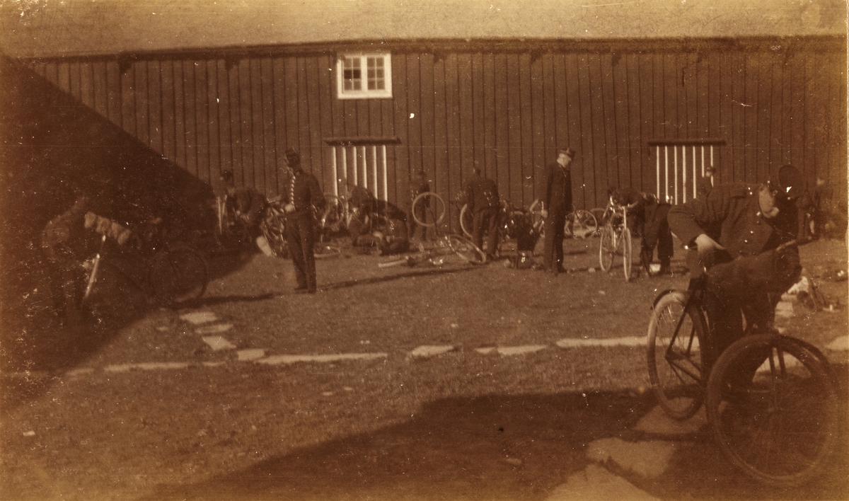 Soldater fra Søndenfjeldske Hjulrytterkompani etterser syklene i Tydalen på vei fra Koppang til Værnes. Fotografert 1901.