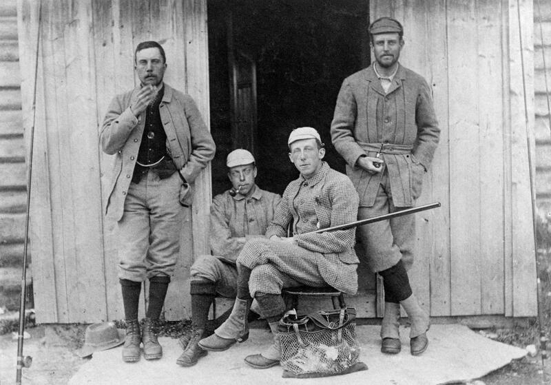 Brødrene R.F. og C.L. Smith (fra venstre) fra London, er sammen med jakt- og fiskekamerater på Galten, Engerdal. Foto: Anno Norsk skogmuseum. (Foto/Photo)