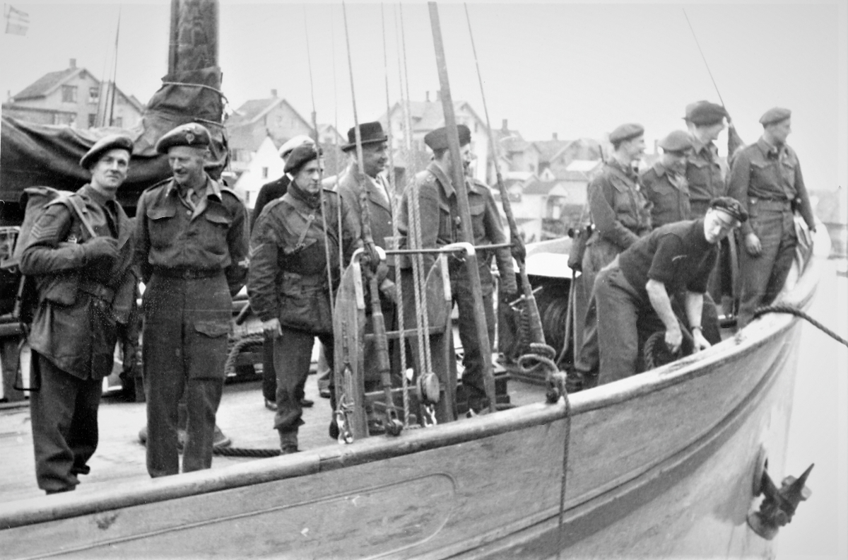 Feiring av freden 1945. Britiske styrker ankommer indre kai i Haugesund  15. mai. Bebyggelse i bakgrunnen.