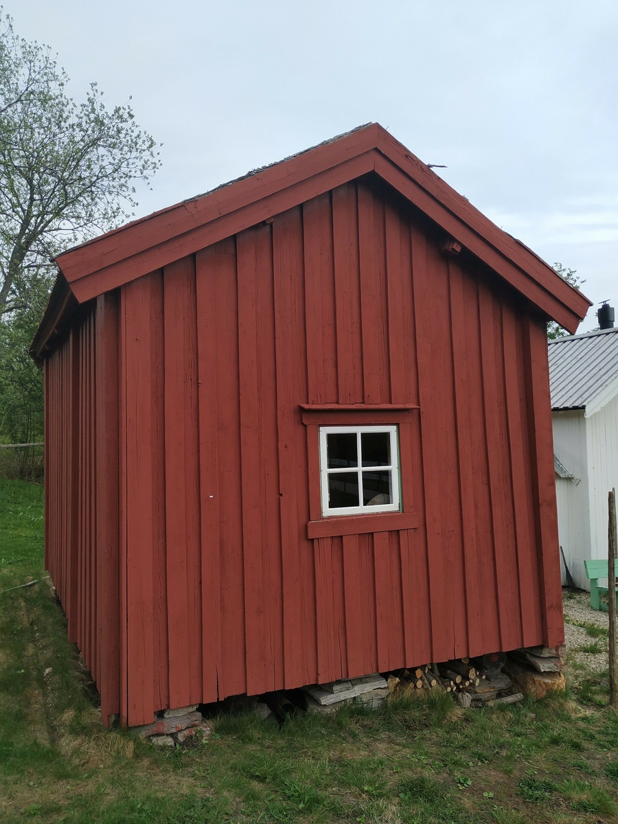 Arbeiderbolig fra Båsmoen, flyttet til bygdetunet 1985. Oppkalt etter siste bruker.