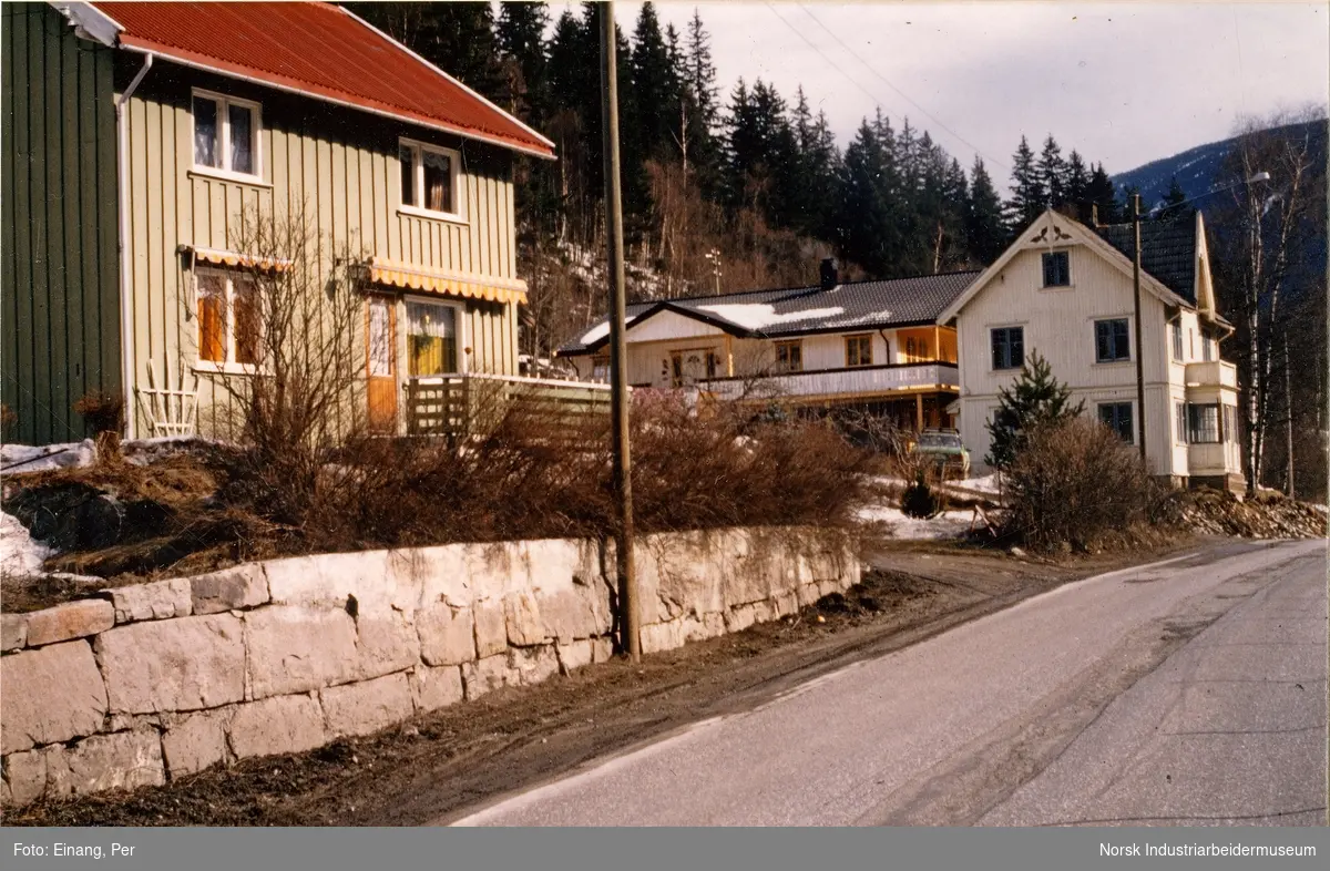 Omlegging av vei og riving av bolighus på Tvergrot i forbindelse med etablering av ny gang og sykkelvei i 1985.