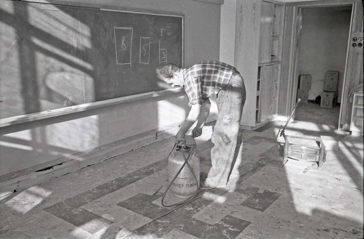 Flislegging av gulv i klasserom under renoveringen av Hauge skole, ca. 1955.
