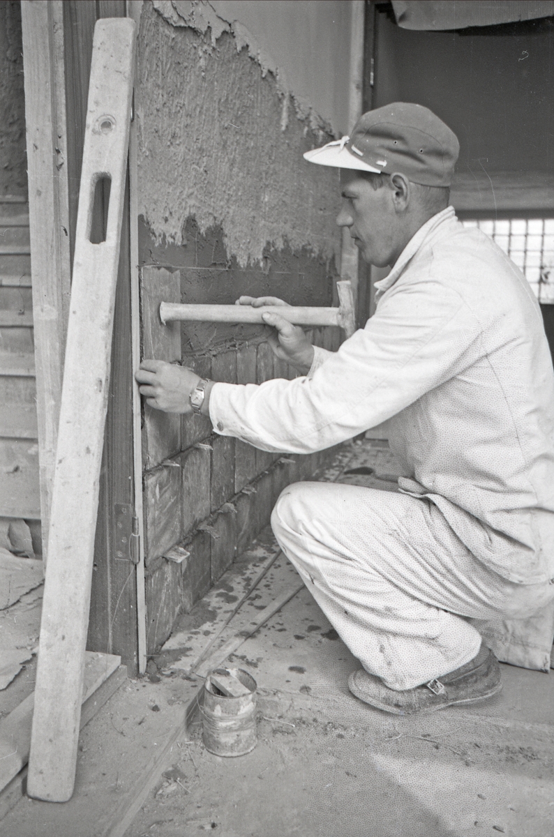 Innendørs murerarbeid i trappeoppgang under renoveringen av Hauge skole, ca. 1955.