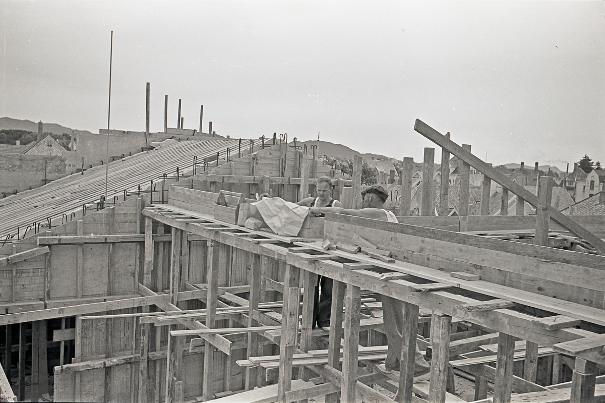 Bygging av taket til østenden av Midtbygget på Hauge skole. Sett mot sørøst, ca. 1954.