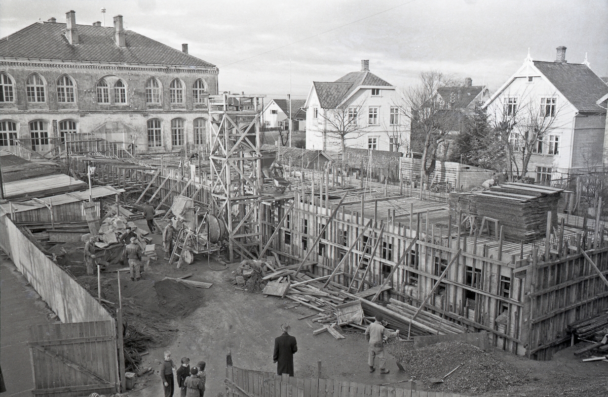 Bygging av Midtbygget på Hauge skole. Sett mot nordvest, ca. 1954.
