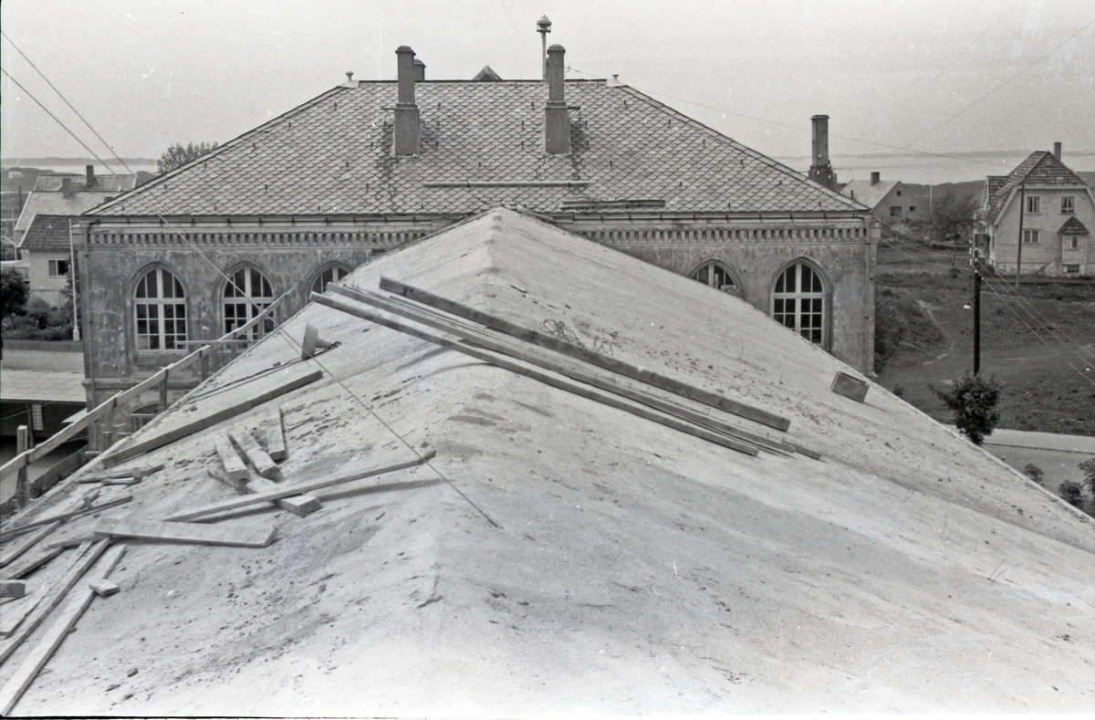 Byggearbeid på taket av Hauge skole. Sett mot vest, ca. 1955.