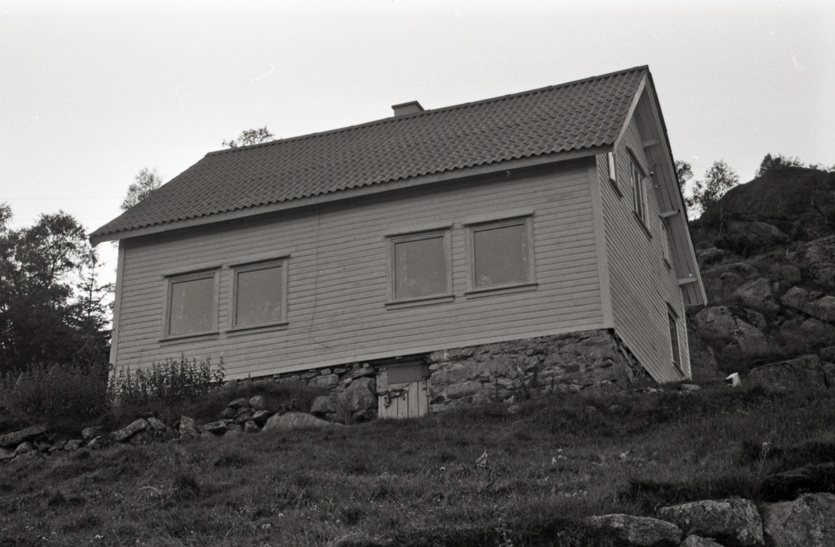 Martens Ottøy, Seldal: Våningshus. driftsbygning, eldhus.