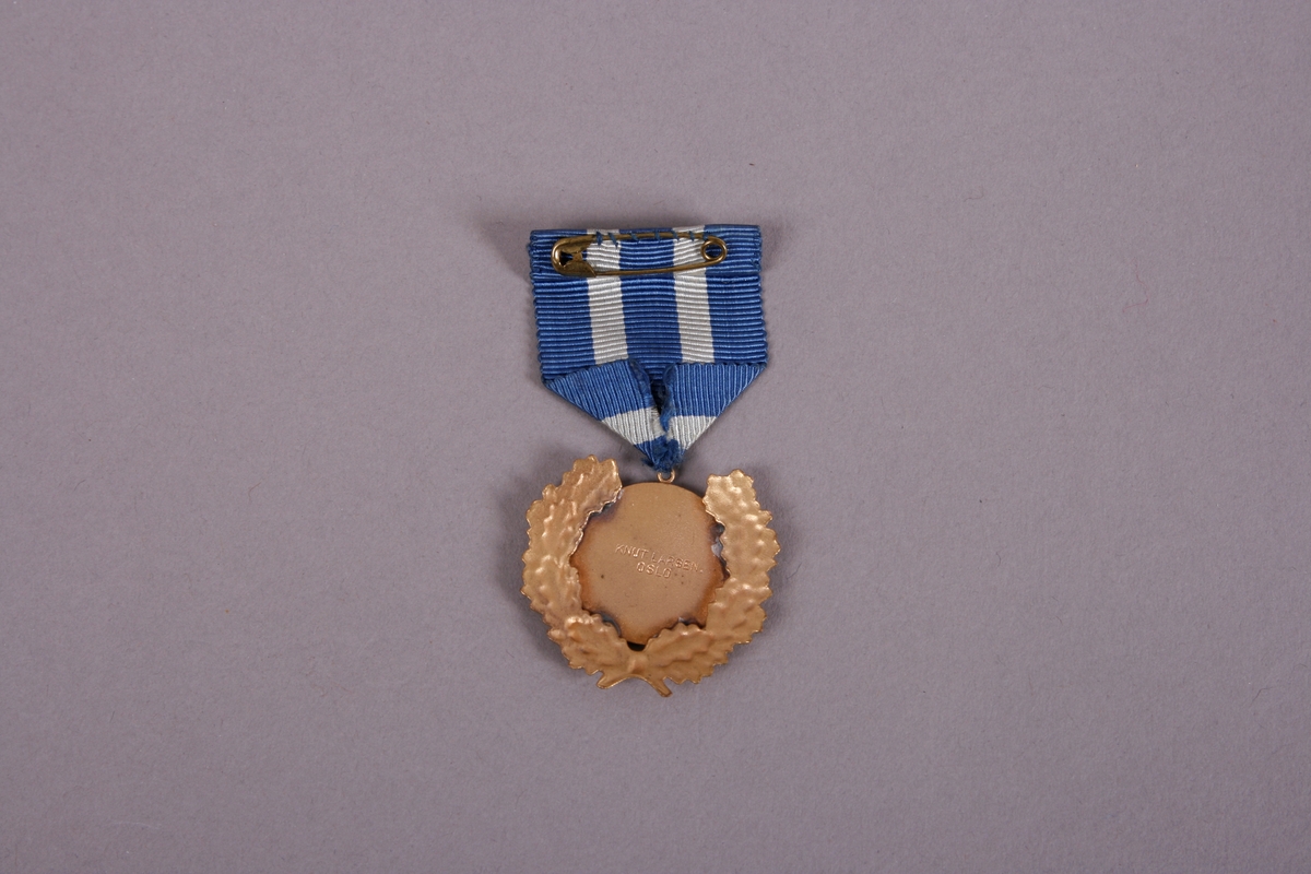 Medalje med blått bånd med to hvite striper.