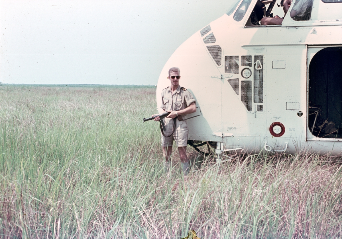 FN-soldaten Gilbert Casselsjö står med vapen i hand vid räddningshelikopter Sikorsky H-19D i under övning med nödsändare under Kongokrisen, 1962.