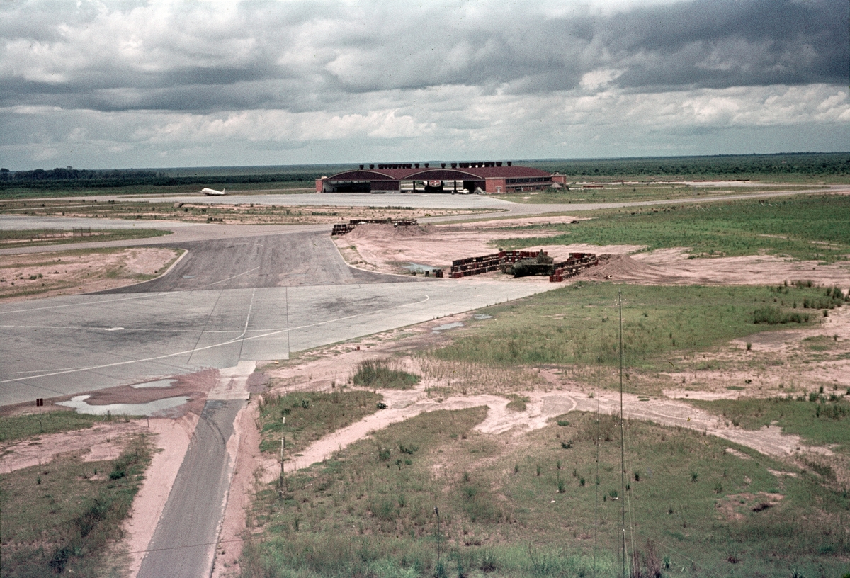 Översikt av flygfält och hangar på flygbasen Kamina under Kongokrisen, 1962.