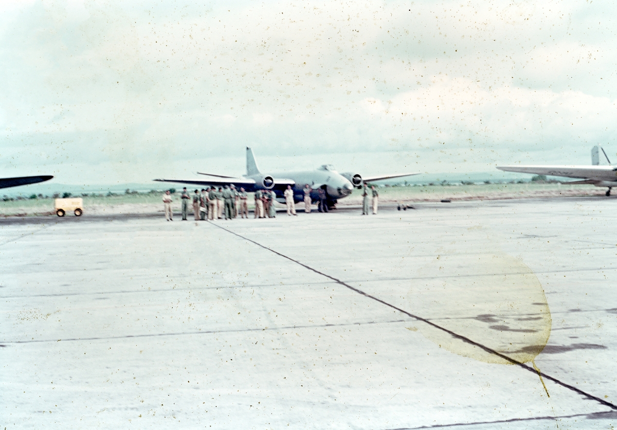 FN-soldater samlade vid FN-märkt flygplan English Electric Canberra från Indien på flygplatsen i Leopoldville (nuv. Kinshasa) under Kongokrisen, 1962.