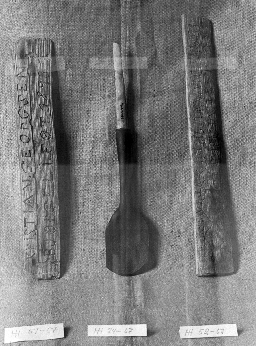 Spabladet av jern, Skaft et av furu (avbrukket ).
Formet som en iten spade .
Lengde 53 cm, bredde på blad 10 cm .
Funnet på fjøslåven til sætra til Mælum (Veldre)
på Gautsætra, juli 1967 .