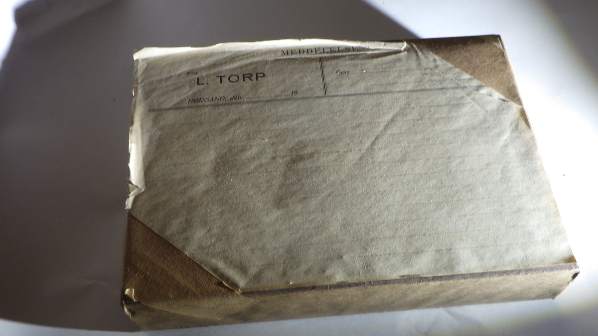 Blokk med ark for meddelelser, linjert papir. Tekst: Meddelelse fra L. Torp, Hørsand den . . . . 194 . . . . Herr . . . .