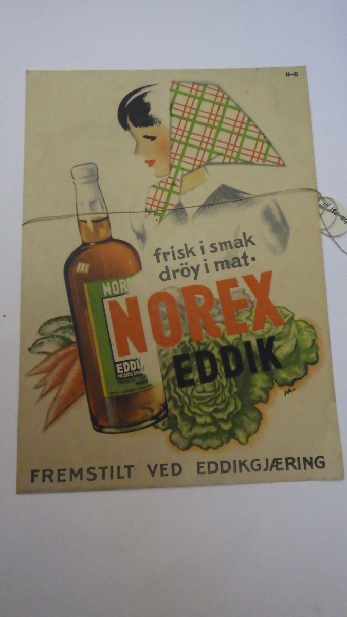 Reklameplakat med fotstykke for Norex eddik. Papp, rektangulær. Hvit bunn, rød og sort skrift. Dekor: kvinnehode i rutete tørkle, eddikflaske og grønnsaker.