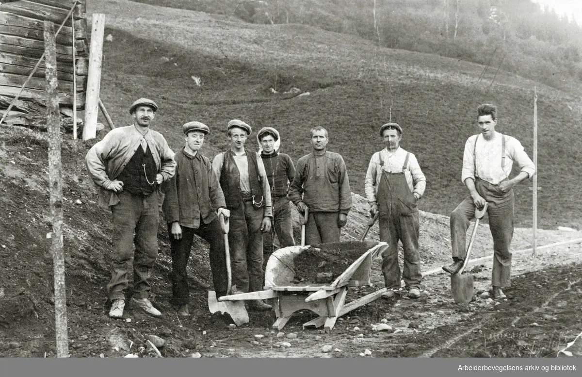 Veiarbeidere ved Risvold, Meråker, ca. 1924.