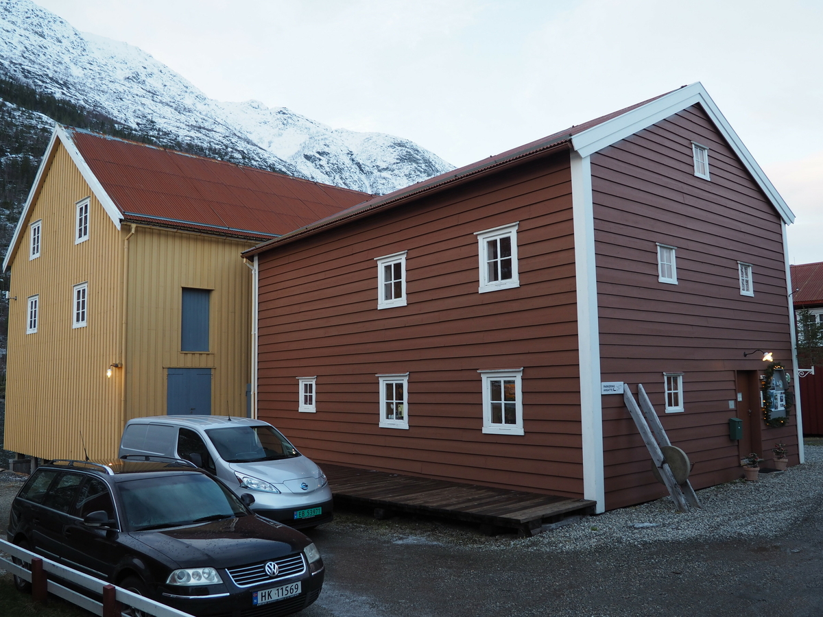 Jacobsen-brygga er bygd i bindingsverk i 3 etasjer (inkl loft).  Knevegger med knebukker for avstiving. Ligger med langside mot sjøen, med vinsjhus på midten.