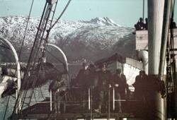 Soldater ombord i et skip ved Narvik.