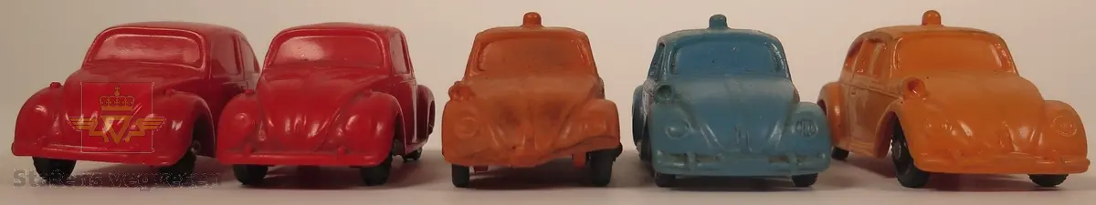 Samling av fem modellbiler. Hovedfargene består av oransje, rød og blå. Alle bilene er laget av lett bøyelig plast.