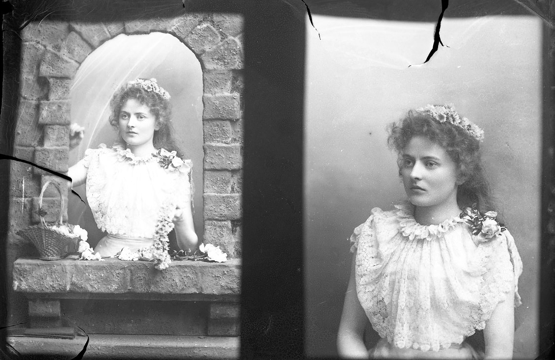 Två porträtt på samma glasplåt av en ung kvinna.