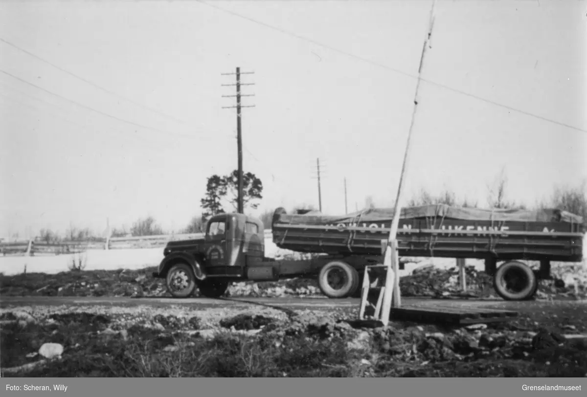 Finsk lastebiltransport med utstyr til militæret kjører forbi en bom ved Bjørkheimkrysset, Sør-Varanger.