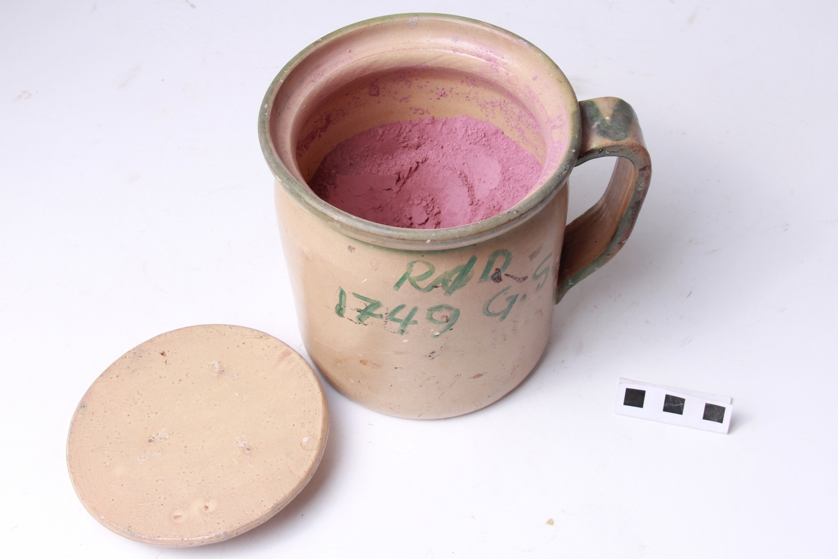 Krukke som inneheld glasur pulver. Fargen på pulveret er rosa.