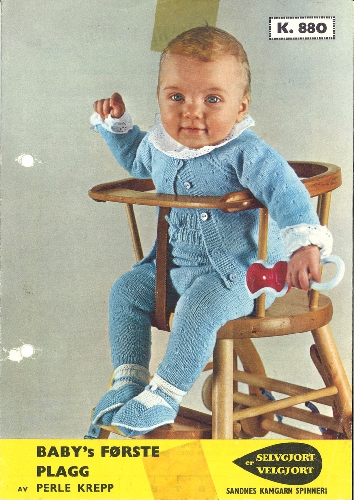 Baby i blå strikkete klær