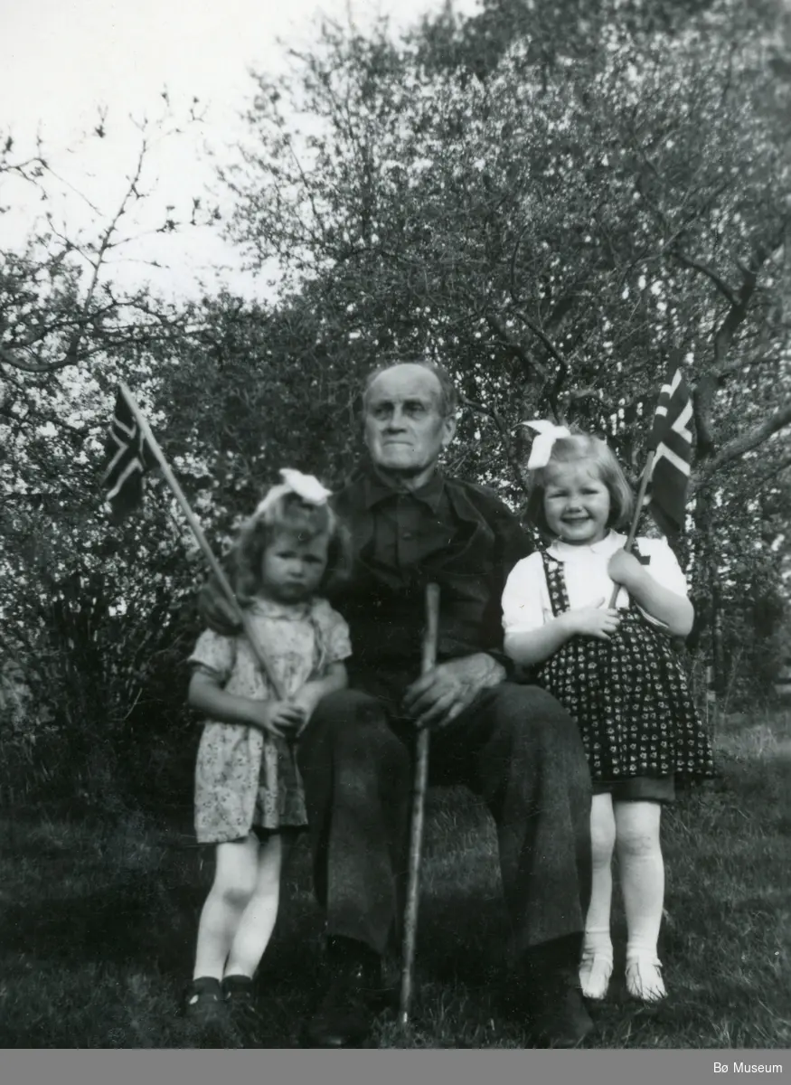 Bestefar Gunnar H. Myhre med f. v Kari Follaug og Ingrid Forberg,  17. mai 1947 på Follaug