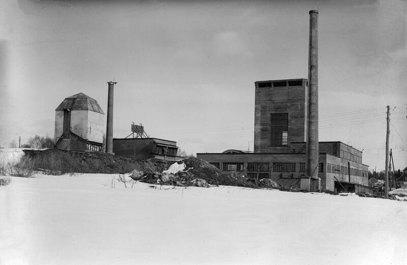 Vinmonopolets rektifikasjonsanlegg på Martodden i Hamar: bare betongskallet av bygningen og den høye pipa er ferdig.