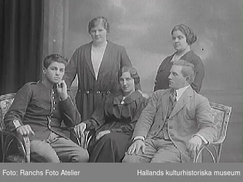 Ateljéfoto, fru Sandberg med fyra syskon; två bröder och två systrar.