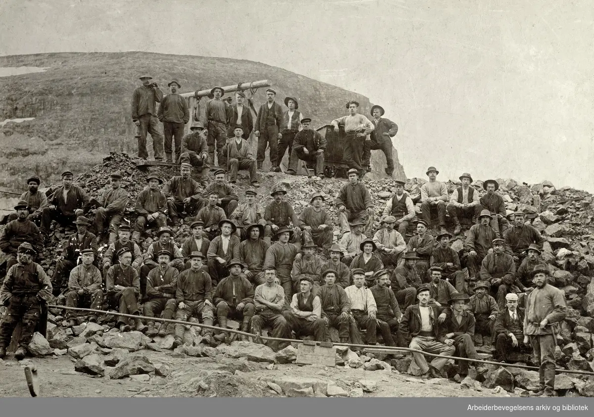 Arbeidsstokken ved Birtavarre kobbergruver i Lyngen omkring århundreskiftet.