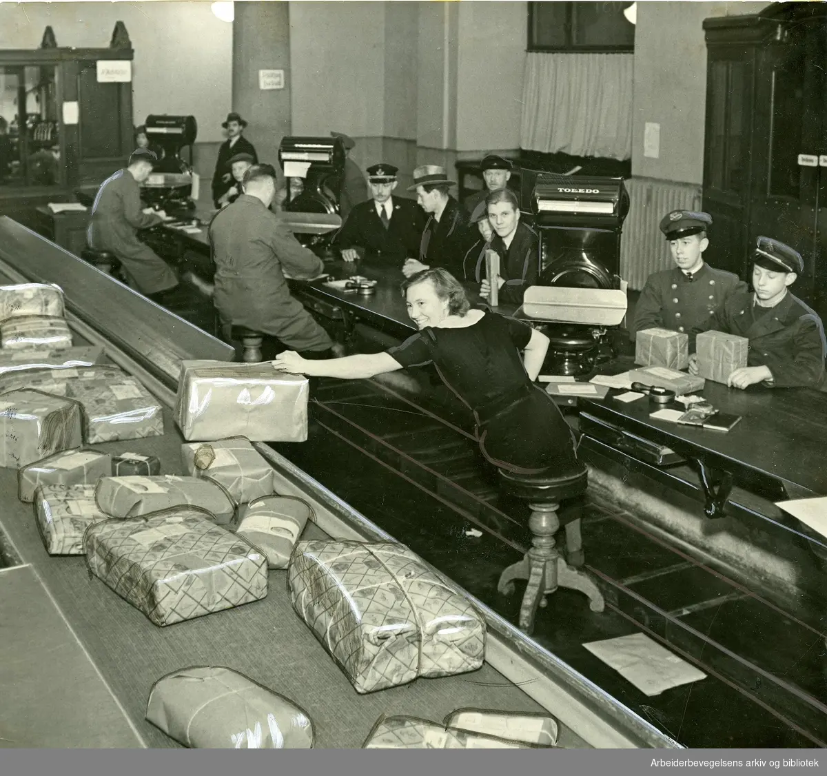 Ekspedisjon av pakker på Hovedpostkontoret i Oslo. 1937.