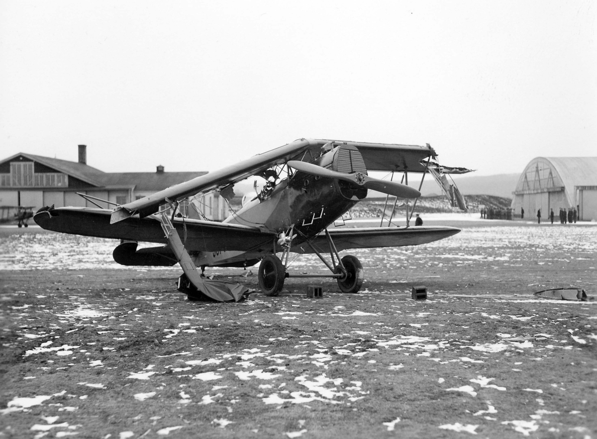 Ett havererat flygplan Sk 6 Heinkel HD 36. står på ett flygfält, vintertid under 1930-tal.