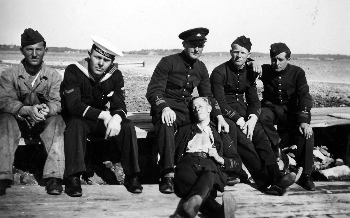 Fem militärer vilar på en brygga. Män från flygvapnet och marinen. 1930-tal.