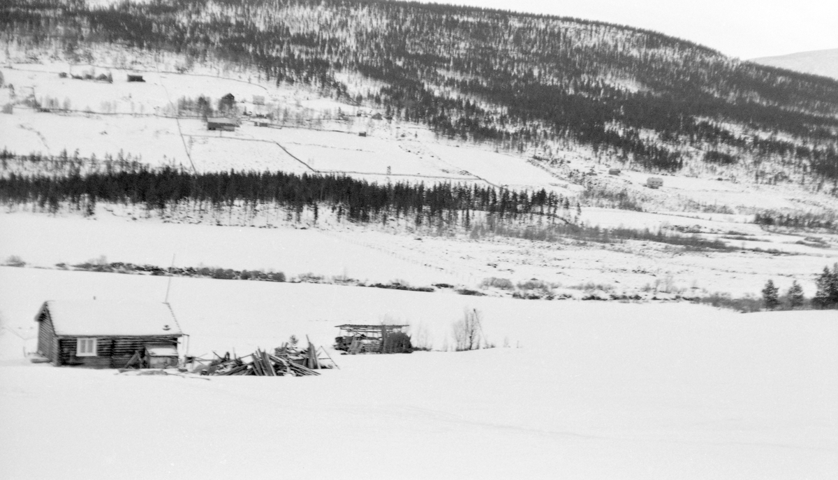 Snødekt dam. Lukedamanlegg, Bjørnstaddammen, Sel, Oppland.