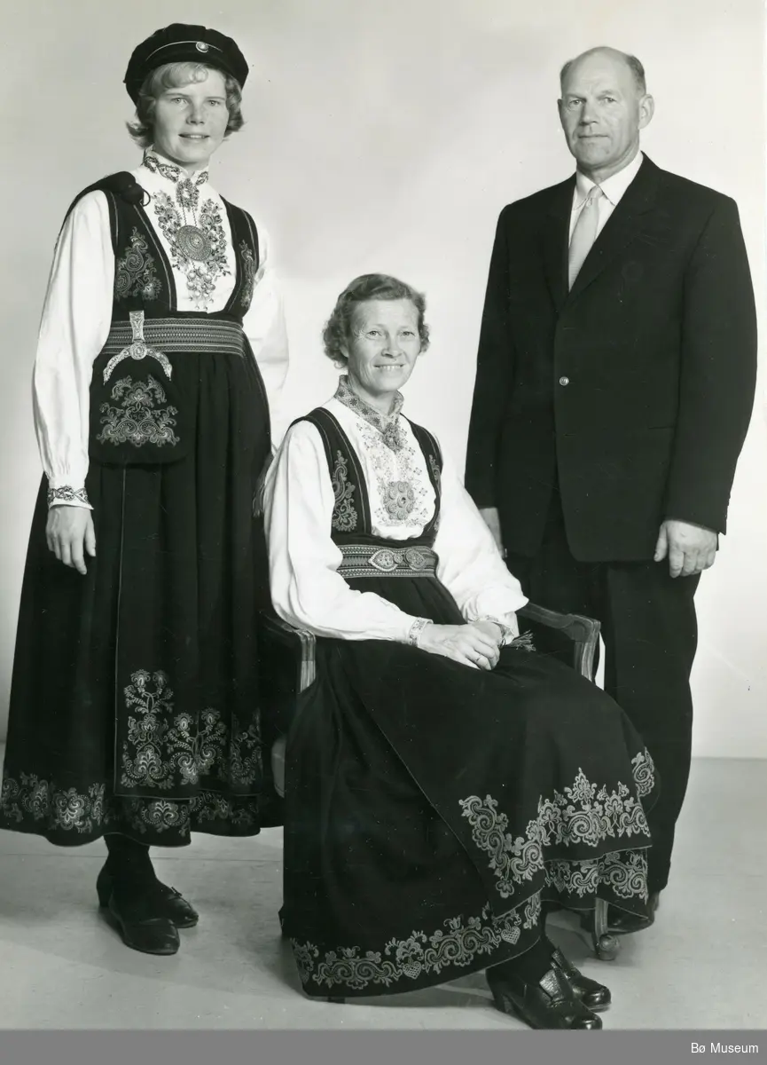 Fam. Forberg i 1962; F.v Ingrid, Kari og Jon.