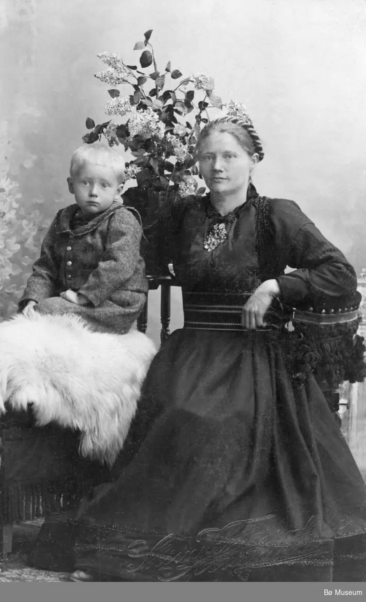 Signe T. Myhre med sonen Hans, som døde som barn.