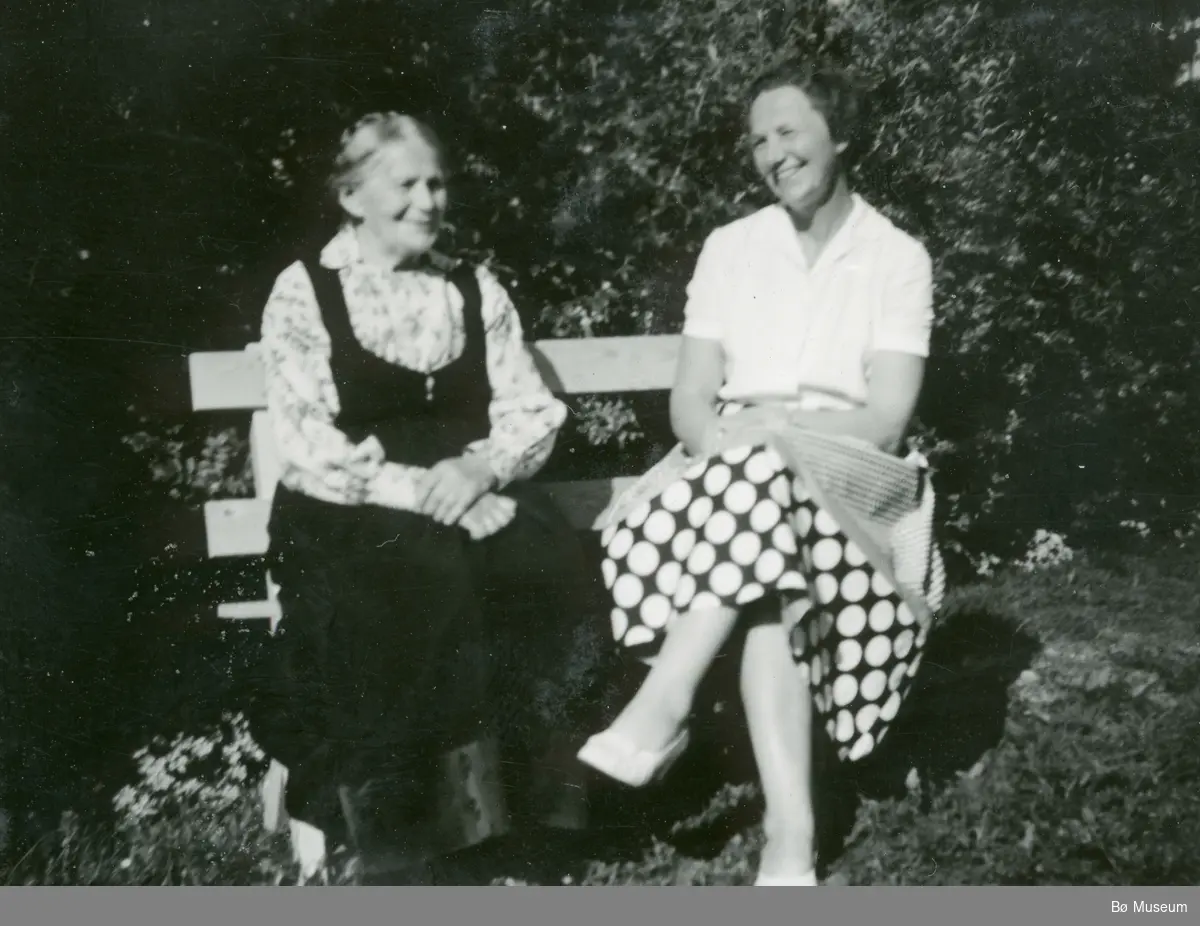 Hilleborg T. Søvde (f. Forberg) og dottera Marie, tatt ca. 1960