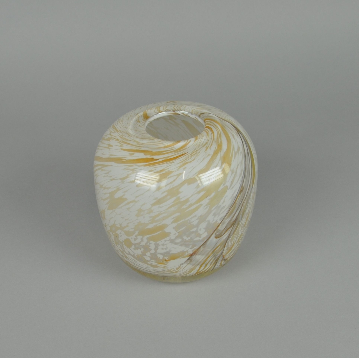 Munnblåst glassvase. Rund form, med vridd dekor i hvite og brune valører.