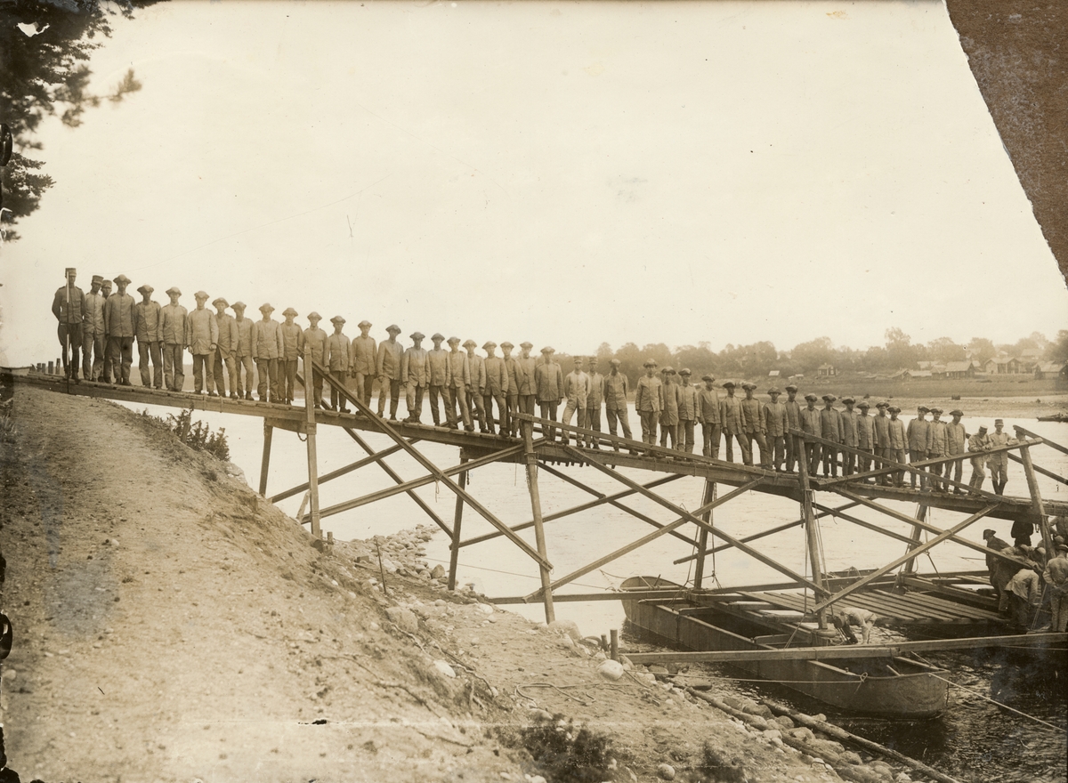 Gruppbild med soldater på bro.