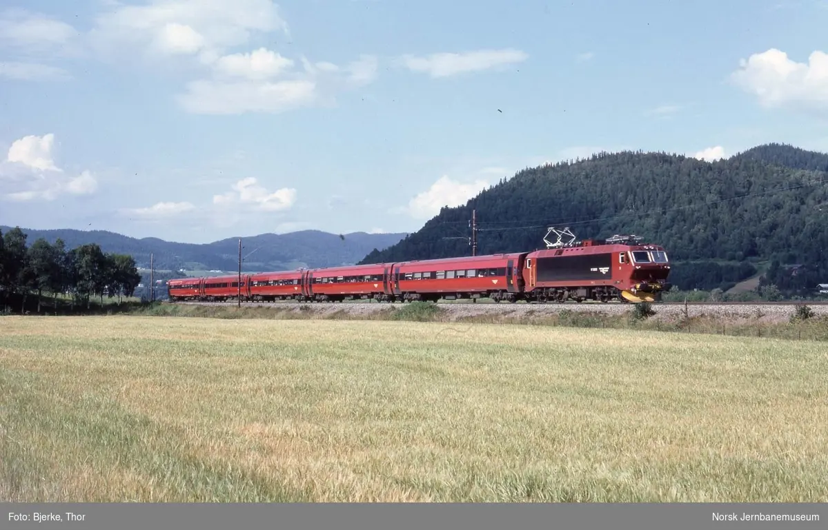 Ekspresstog 44 fra Trondheim til Oslo mellom Hovin og Støren, trukket av elektrisk lokomotiv El 17 2222