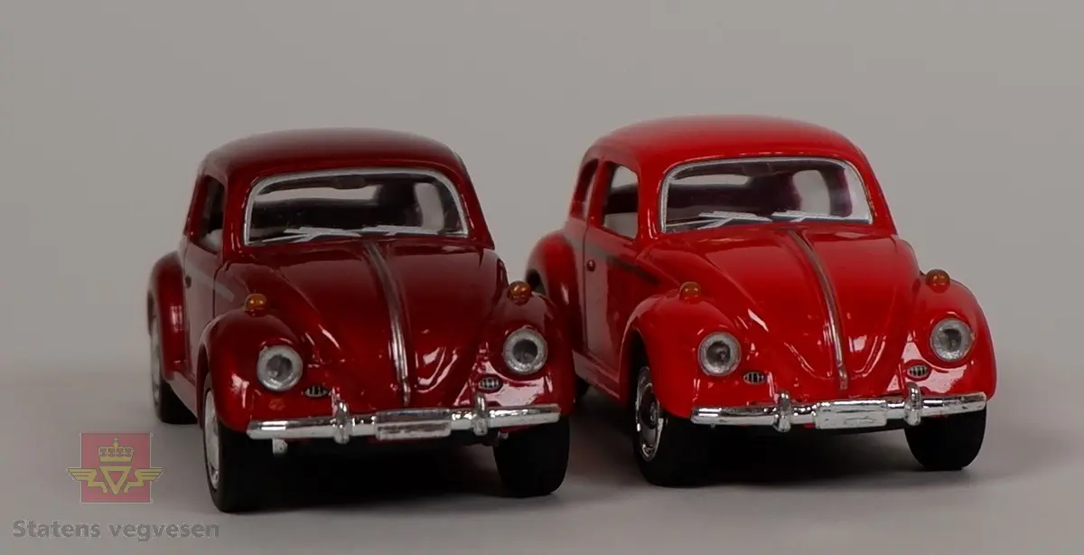 To miniatyrmodeller av Volkswagen Beetle. Begge bilene er røde, men har forskjellig fargenyanse. Bilene er laget hovedsakelig i metall med plastunderstell og detaljer. Skala 1:64.