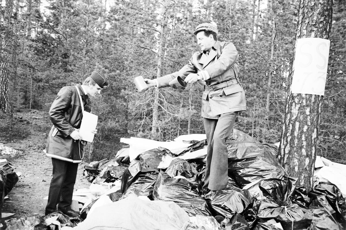 Miljövårdare Per Ögren och en polisman vid en avstjälpningsplats för sopor längs E4